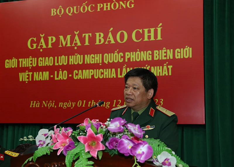 Thiếu tướng Lê Xuân Sang phát biểu tại buổi gặp mặt.