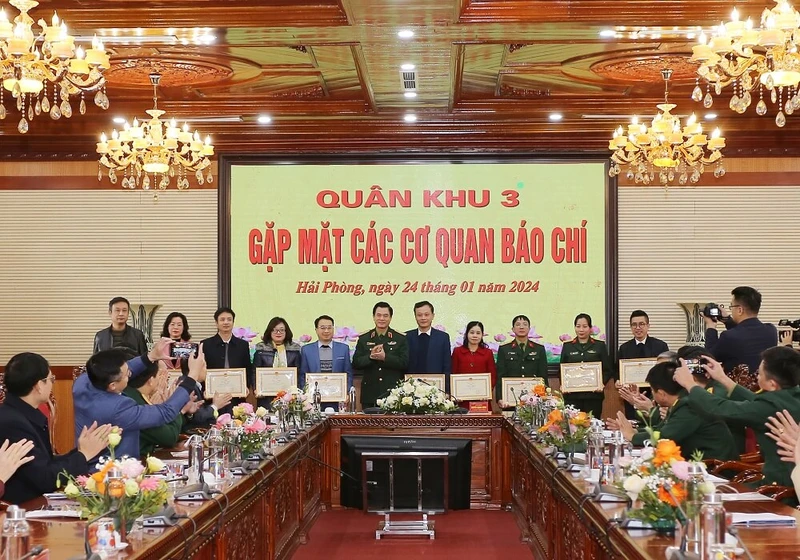 Trung tướng Nguyễn Quang Cường trao Bằng khen tặng các tập thể, cá nhân có thành tích xuất sắc trong công tác phối hợp tuyên truyền nhiệm vụ quân sự, quốc phòng năm 2023. 