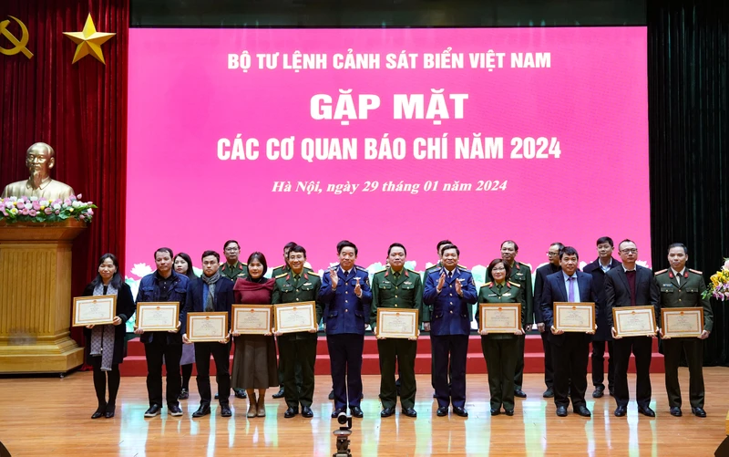 Lãnh đạo Bộ Tư lệnh Cảnh sát biển trao Bằng khen tặng các tập thể, vì đã có thành tích xuất sắc trong phối hợp tuyên truyền năm 2023.