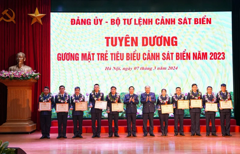 Đại diện Bộ Tư lệnh Cảnh sát biển trao Bằng khen tặng các Gương mặt trẻ tiêu biểu Cảnh sát biển năm 2023.