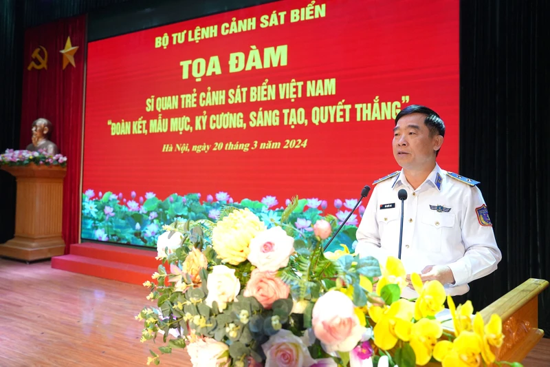 Trung tướng Bùi Quốc Oai, Bí thư Đảng ủy, Chính ủy Cảnh sát biển phát biểu tại buổi tọa đàm.