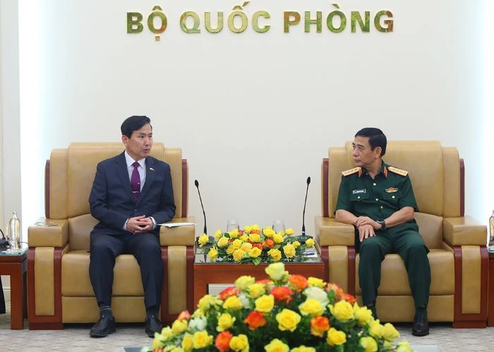 Đại tướng Phan Văn Giang và Thứ trưởng Quốc phòng Hàn Quốc Kim Seon Ho.