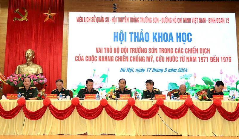 Đoàn Chủ tịch hội thảo.