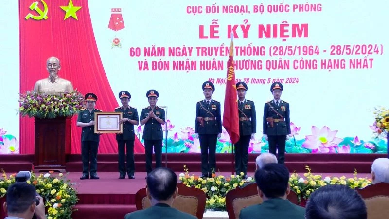 Thừa ủy quyền của Chủ tịch nước, Đại tướng Phan Văn Giang trao Huân chương Quân công hạng Nhất tặng Cục Đối ngoại. 