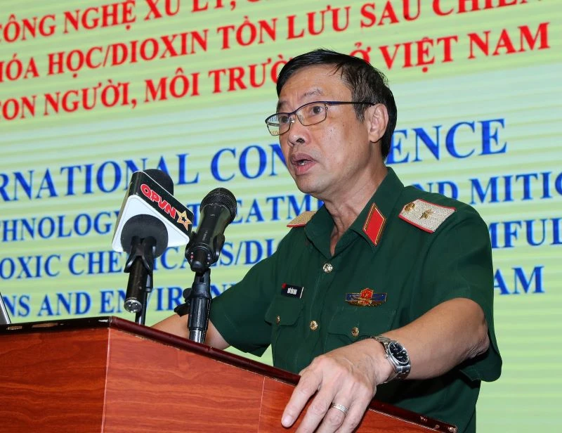 Thiếu tướng, PGS, TS Ngô Văn Giao báo cáo đề dẫn hội thảo.