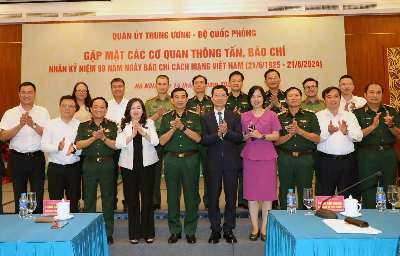 Đại tướng Phan Văn Giang cùng thủ trưởng các cơ quan Bộ Quốc phòng, đại diện lãnh đạo các cơ quan thông tấn, báo chí trong và ngoài quân đội.