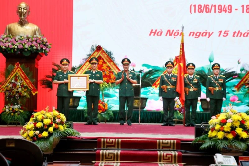 Thừa ủy quyền của Chủ tịch nước, Thượng tướng Vũ Hải Sản trao Huân chương Bảo vệ Tổ quốc hạng Nhì tặng ngành Vận tải quân sự.