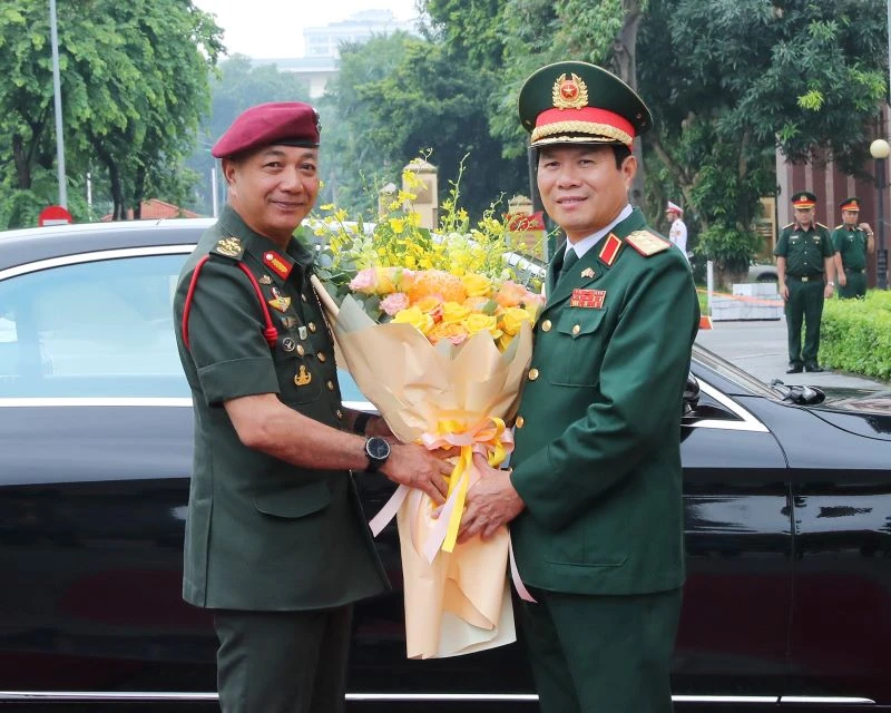 Thượng tướng Nguyễn Tân Cương chào đón Đại tướng Tan Sri Datuk Seri Mohammad bin Ab Rahman sang thăm, làm việc tại Việt Nam.