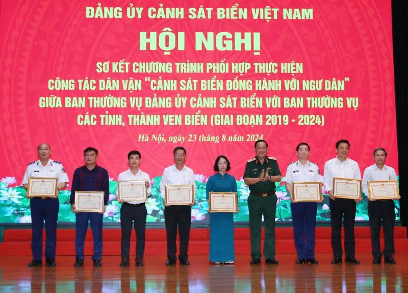 Thừa ủy quyền của Bộ trưởng Quốc phòng, Thượng tướng Võ Minh Lương, Ủy viên Trung ương Đảng, Ủy viên Thường vụ Quân ủy Trung ương, Thứ trưởng Quốc phòng trao Bằng khen của Bộ trưởng Quốc phòng tặng các tập thể, cá nhân.