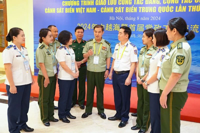 Trung tướng Bùi Quốc Oai, Chính ủy Cảnh sát biển Việt Nam và Thiếu tướng Lưu Hậu Kiệt, Phó Chính ủy Cục Cảnh sát biển Trung Quốc trao đổi với các nữ sĩ quan Cảnh sát biển Việt Nam và Cảnh sát biển Trung Quốc bên lề Hội đàm.