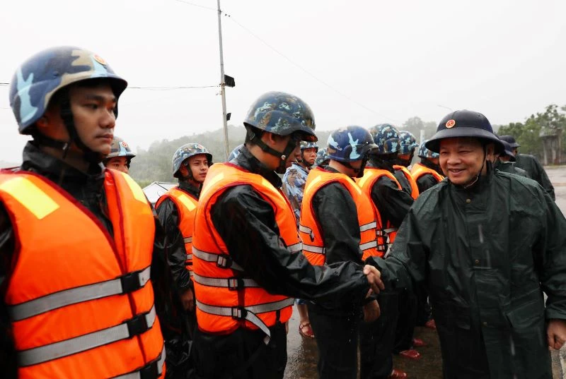 Trung tướng Nguyễn Văn Bổng, Chính ủy Quân chủng Hải quân động viên cán bộ, chiến sĩ Lữ đoàn 170, Vùng 1 Hải quân thực hiện nhiệm vụ phòng, chống bão số 3.