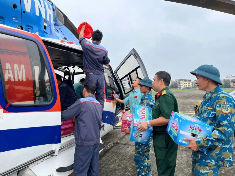 Chuyển nhu yếu phẩm lên máy bay để cứu trợ nhân dân vùng lũ huyện Nguyên Bình, tỉnh Cao Bằng. (Ảnh: Thông tấn quân sự cung cấp) 