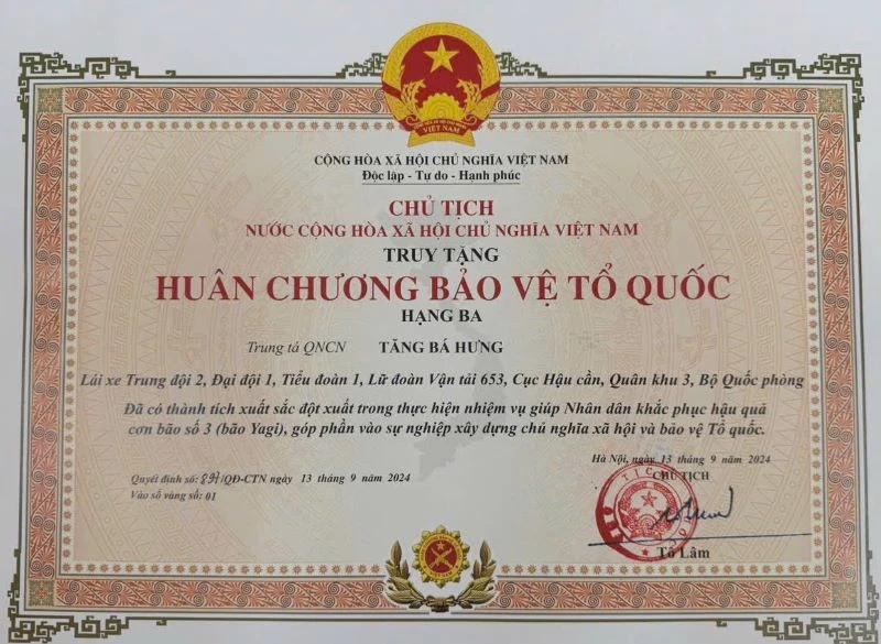 Huân chương Bảo vệ Tổ quốc hạng Ba truy tặng Trung tá Quân nhân chuyên nghiệp Tăng Bá Hưng. (Ảnh Cục Tuyên huấn cung cấp)