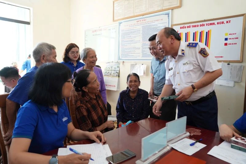 Trung tướng Lê Quang Đạo, Tư lệnh Cảnh sát biển Việt Nam trò chuyện, thăm hỏi nhân dân đến khám, tư vấn sức khỏe.