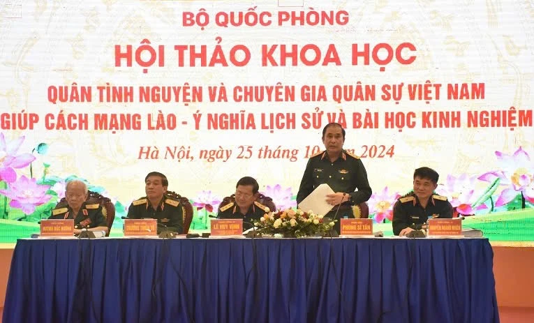 Thượng tướng Phùng Sĩ Tấn thay mặt Đoàn Chủ tịch phát biểu điều hành Hội thảo.