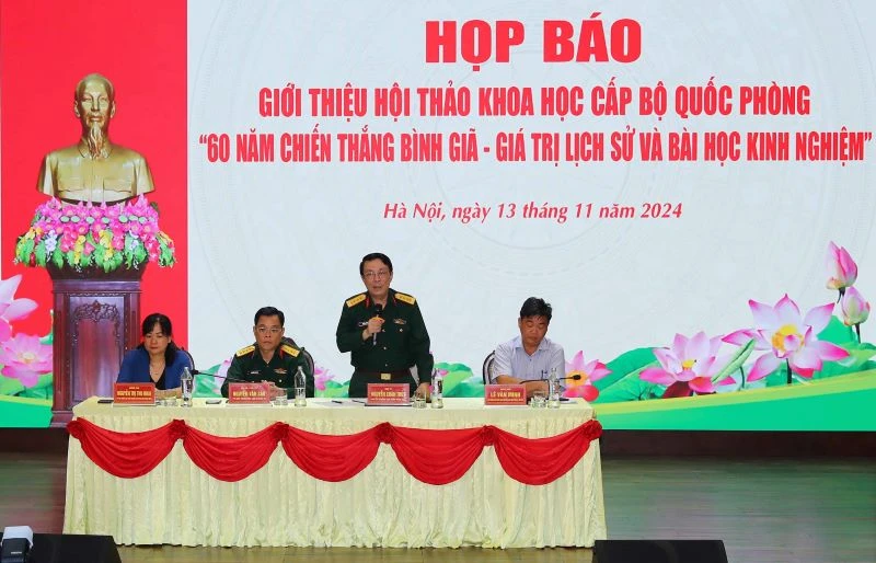 Các đồng chí chủ trì Họp báo.