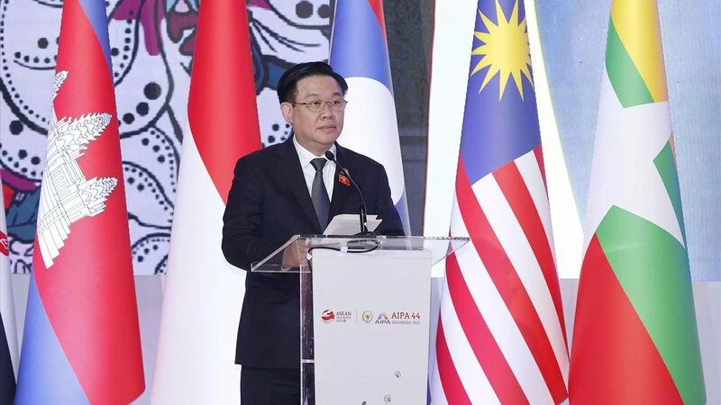 Chủ tịch Quốc hội Vương Đình Huệ phát biểu tại Phiên họp toàn thể thứ nhất Đại hội đồng AIPA-44 diễn ra ở thủ đô Jakarta, Indonesia. (Ảnh: TTXVN)