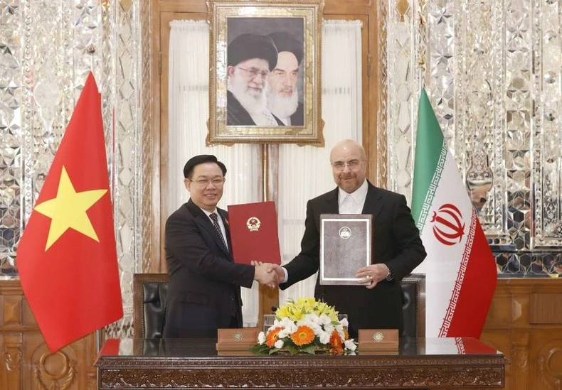 Chủ tịch Quốc hội Vương Đình Huệ và Chủ tịch Quốc hội Iran Mohammad Bagher Ghalibaf ký thỏa thuận hợp tác giữa Quốc hội hai nước. (Ảnh: TTXVN)