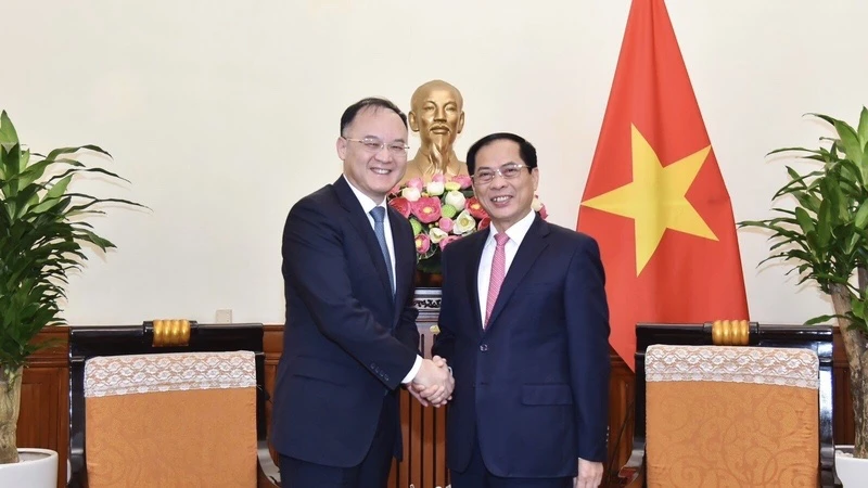 Bộ trưởng Ngoại giao Bùi Thanh Sơn tiếp Trợ lý Bộ trưởng Ngoại giao Trung Quốc. (Ảnh: Bộ Ngoại giao)