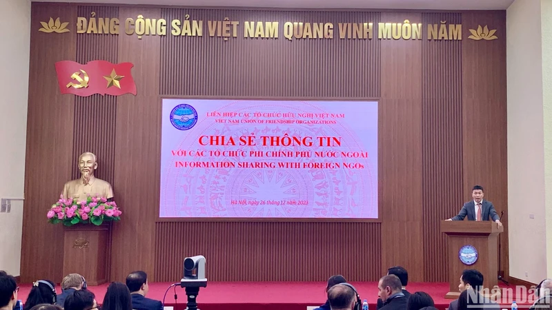 Chủ tịch VUFO, Phó Chủ nhiệm Ủy ban công tác về các tổ chức phi chính phủ nước ngoài Phan Anh Sơn chia sẻ thông tin tại sự kiện.