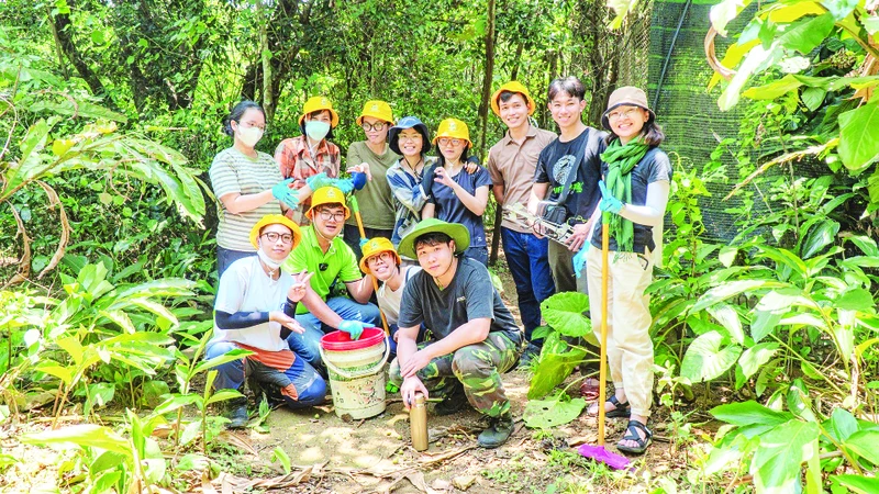 Các học viên khóa học phòng chống buôn bán động vật hoang dã trái phép năm 2023 đi thực địa ở Vườn Quốc gia Cúc Phương. Ảnh: WildAct