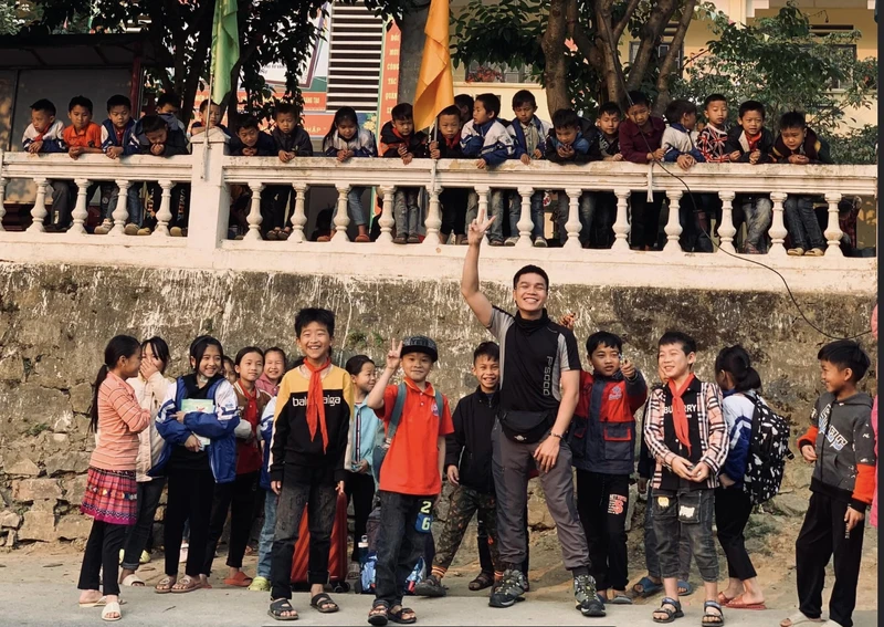 Tình nguyện viên Lê Bá Ngọc và các em học sinh Trường tiểu học xã Cán Cấu (Simacai, Lào Cai) Ảnh: Bá Bá