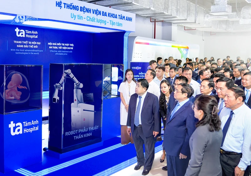 Thủ tướng Phạm Minh Chính cùng các lãnh đạo thăm gian hàng giới thiệu của Bệnh viện Đa khoa Tâm Anh tại Triển lãm quốc tế đổi mới sáng tạo Việt Nam 2023. Ảnh | Tâm An