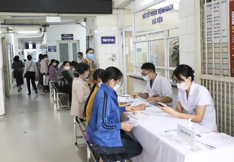 Người dân đăng ký tầm soát ung thư tại Trung tâm Y học Hạt nhân và Ung bướu - Bệnh viện Bạch Mai.