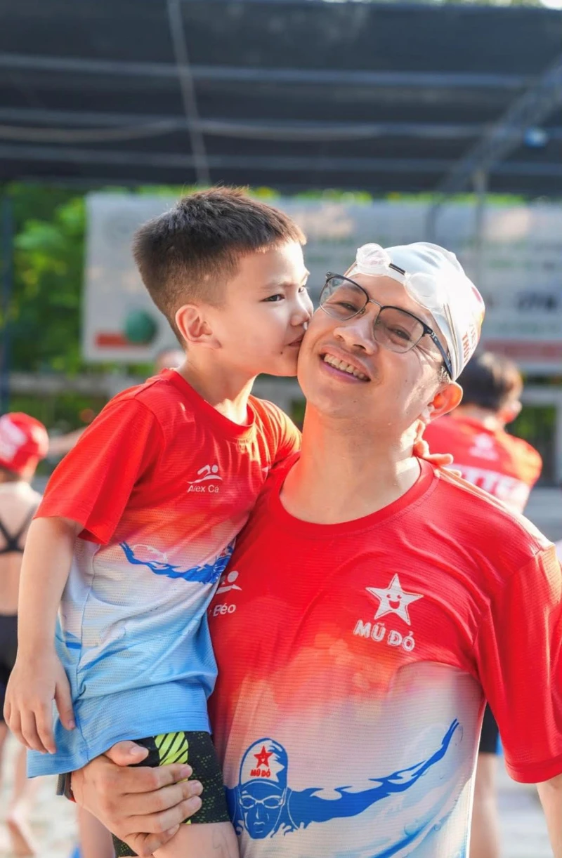 Chủ nhiệm Câu lạc bộ Đội Mũ Đỏ Nguyễn Văn Thủy luôn yêu thương chăm chút các thành viên nhí. Ảnh | ĐMĐ