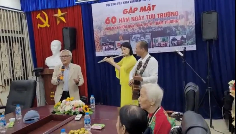 Nhà giáo, nhà thơ Bùi Công Minh trong buổi Gặp mặt Kỷ niệm 60 năm Bác Hồ về thăm Trường ĐHSP Hà Nội (1964-2024).