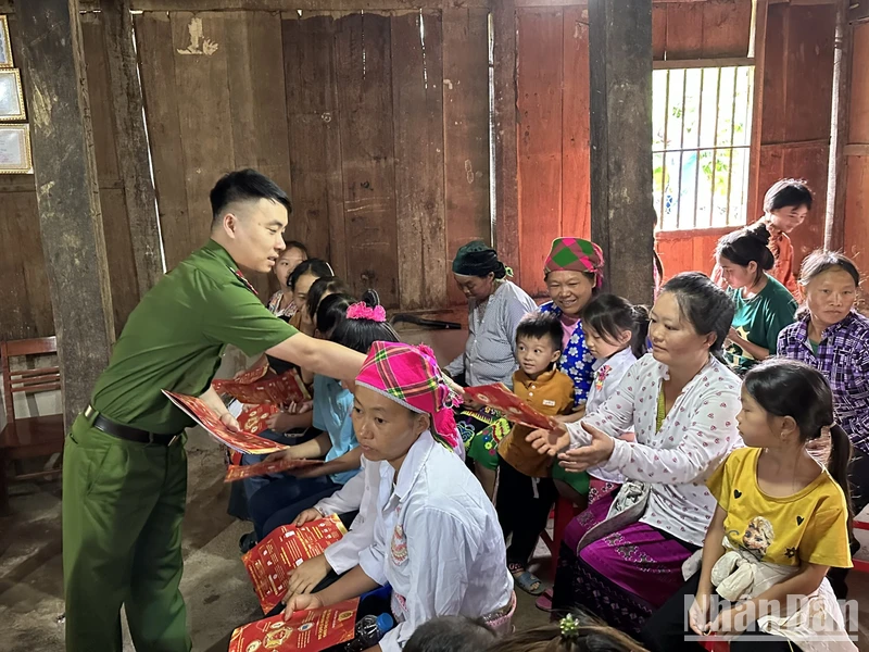 Công xã huyện Bảo Lâm phát tài liệu giúp bà con tín đồ nhận diện các chiêu trò lừa đảo trên mạng xã hội