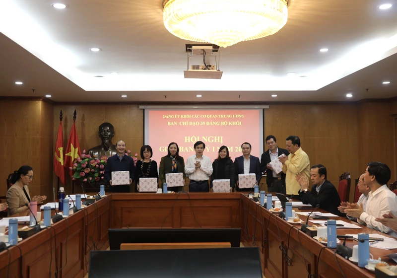 Trưởng Ban Chỉ đạo 35 Đảng bộ Khối Nguyễn Quang Trường trao quà cảm ơn các đồng chí thôi tham gia Tổ thư ký Ban Chỉ đạo 35 Đảng bộ Khối.