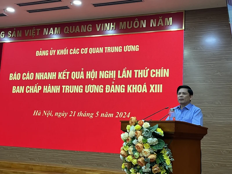 Bí thư Đảng ủy Khối Nguyễn Văn Thể báo cáo nhanh kết quả Hội nghị Trung ương 9, khóa XIII.