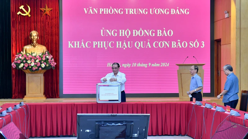 Nguyên Tổng Bí thư Nông Đức Mạnh và các đồng chí nguyên lãnh đạo Đảng, Nhà nước tham gia phát động và chia sẻ khó khăn với đồng bào. (Ảnh: ĐĂNG KHOA)