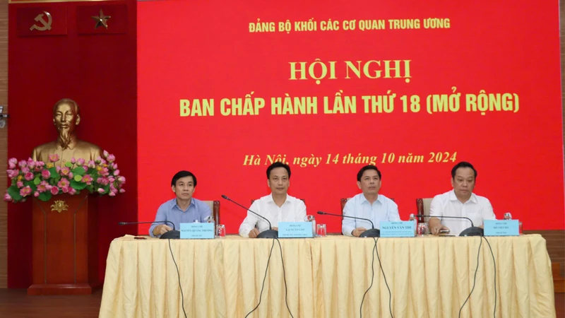 Các đồng chí chủ trì hội nghị.