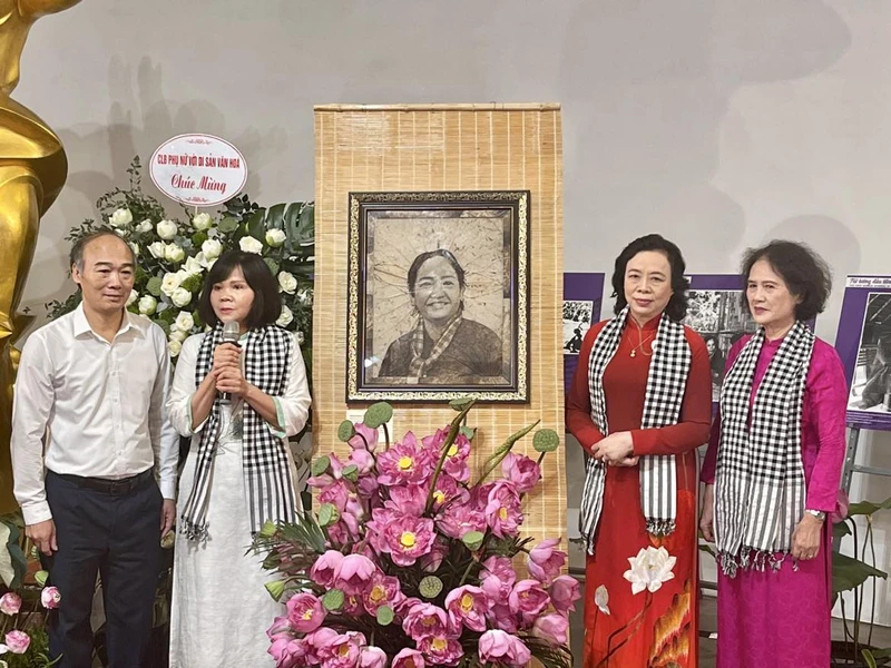 Bảo tàng Phụ nữ Việt Nam tiếp nhận tranh chân dung bà Nguyễn Thị Định làm từ lá sen.