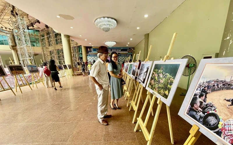 Du khách tham quan triển lãm ảnh.