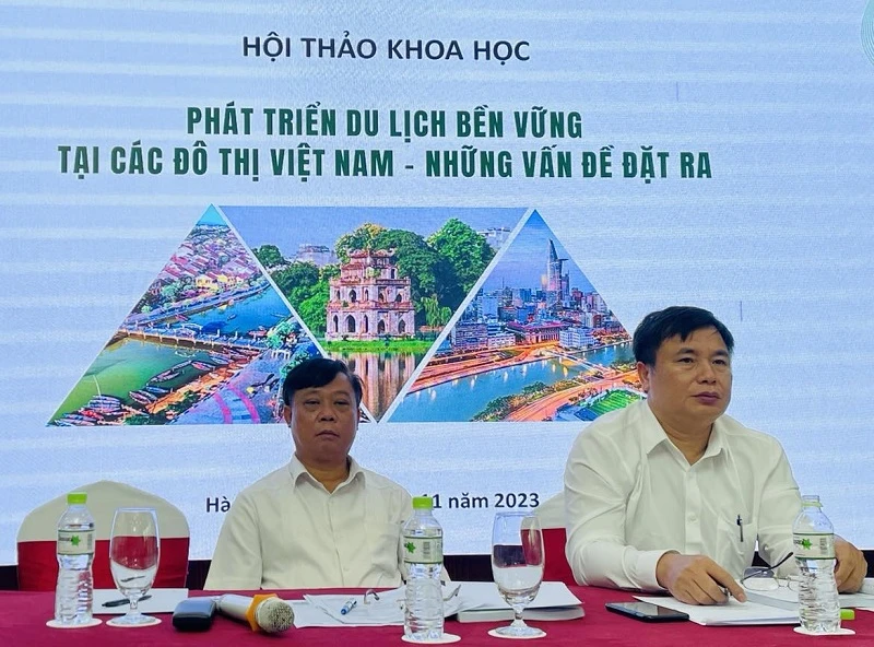 Phó Cục trưởng Cục Du lịch Quốc gia Việt Nam Phạm Văn Thủy (bên trái) và Viện trưởng Viện Nghiên cứu Phát triển Du lịch Nguyễn Anh Tuấn chủ trì Hội thảo.