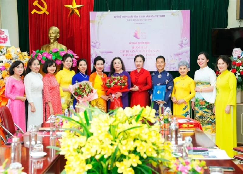 Trao Quyết định thành lập Câu lạc bộ Di sản Áo dài Việt Nam Thành phố Hải Phòng. 