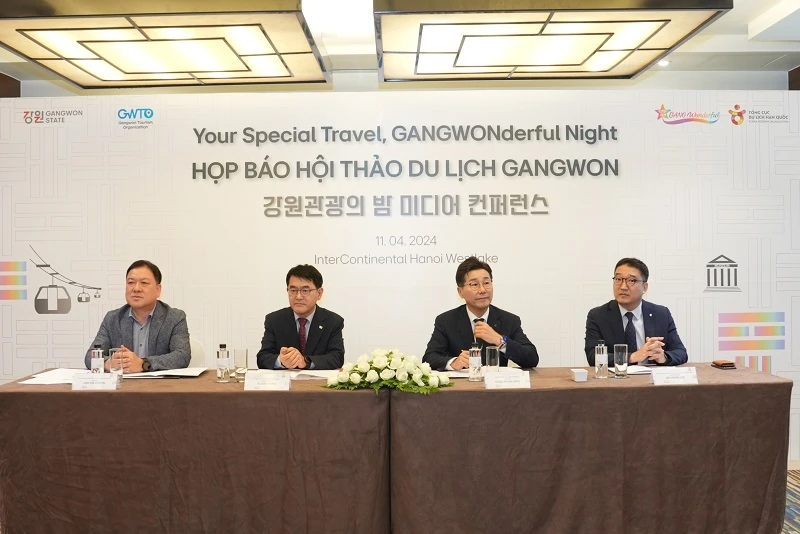 Đại diện Gangwon chia sẻ các thông tin về du lịch.
