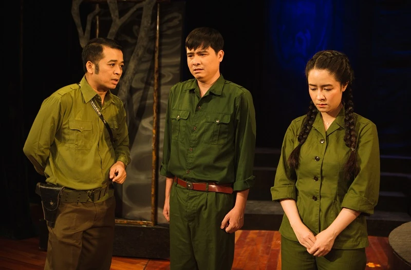 Cảnh trong vở "Làng song sinh" (Nhà hát Kịch Hà Nội)-Huy chương Vàng Liên hoan Sân khấu Kịch nói năm 2021. 