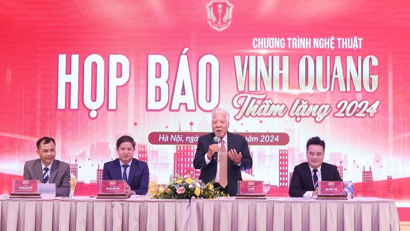 Đại diện ban tổ chức và ekip sáng tạo chia sẻ về chương trình. (Ảnh: Ban tổ chức)