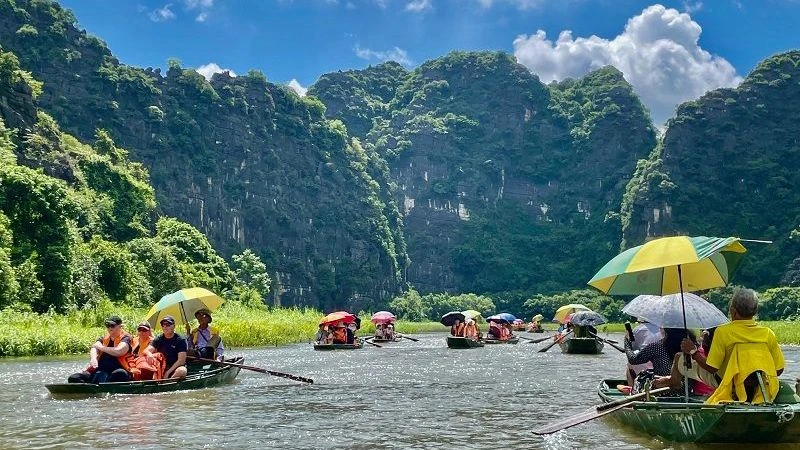 Du khách có xu hướng lựa chọn những hành trình ngắn ngày, tới những điểm du lịch không quá xa trong kỳ nghỉ lễ Quốc khánh. Trong ảnh: Du khách tham quan Tam Cốc, Ninh Bình.