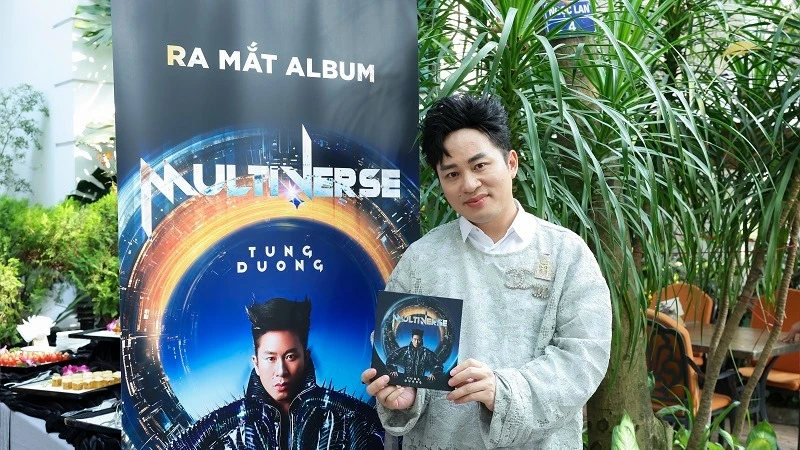 Ca sĩ Tùng Dương trong buổi ra mắt album “Multiverse". (Ảnh: Mạnh Nguyễn)