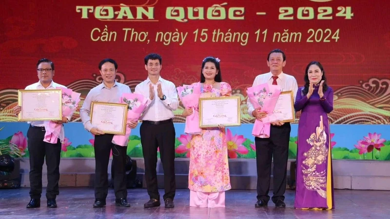 Trao Huy chương Vàng cho các vở diễn xuất sắc tại Liên hoan Cải lương toàn quốc 2024 (Ảnh: Cục Nghệ thuật biểu diễn)