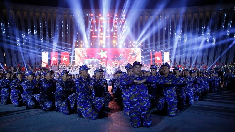 "Con đường lịch sử" mang đến nhiều màn biểu diễn quy mô, được đầu tư dàn dựng. (Ảnh: VTV)