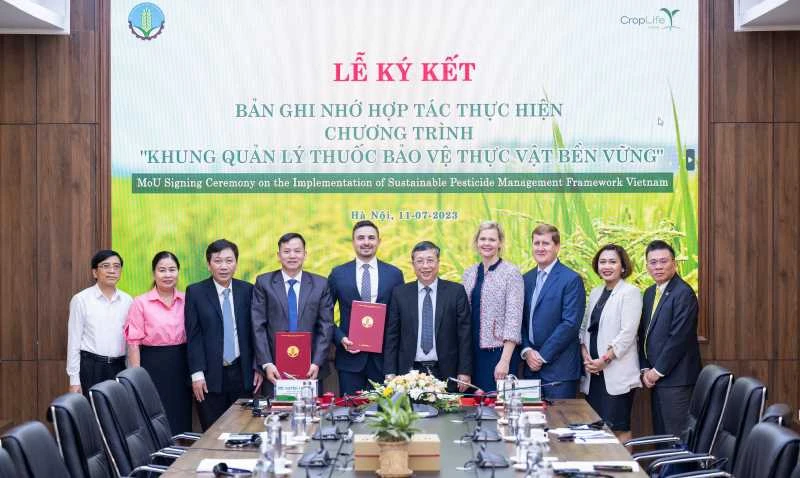 Lễ ký kết Bản ghi nhớ hợp tác thực hiện chương trình “Khung quản lý thuốc bảo vệ thực vật bền vững” giữa Cục Bảo vệ thực vật và CropLife châu Á