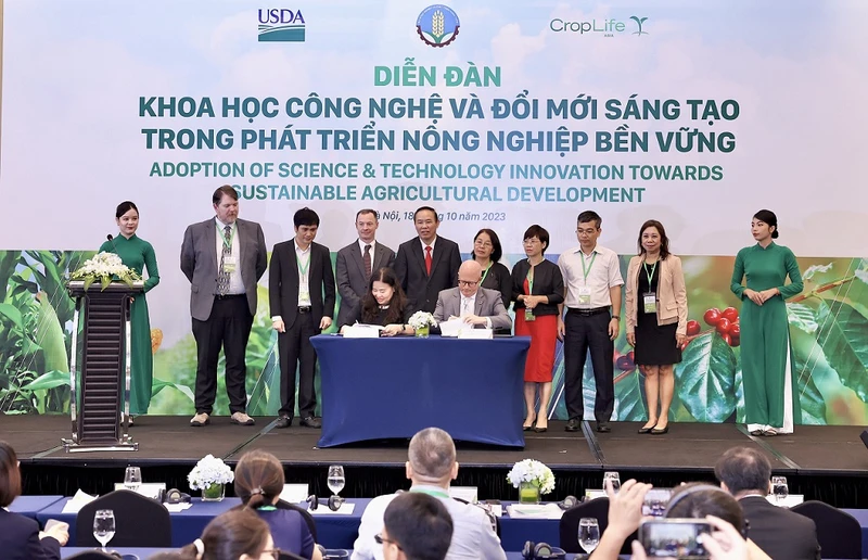 Vụ Khoa học Công nghệ và Môi trường (Bộ Nông nghiệp và Phát triển nông thôn) và Hiệp hội CropLife châu Á đã ký Biên bản ghi nhớ về hợp tác thúc đẩy nghiên cứu phát triển và ứng dụng giải pháp, công nghệ tiên tiến giai đoạn 2023-2030.