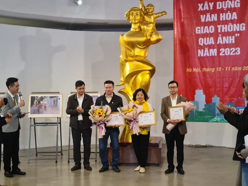 Ban tổ chức trao giải thưởng cho các tác giả.