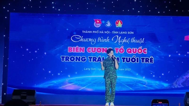 Ca sĩ Nguyễn Trần Trung Quân biểu diễn tại chương trình nghệ thuật “Biên cương Tổ quốc trong trái tim tuổi trẻ”.